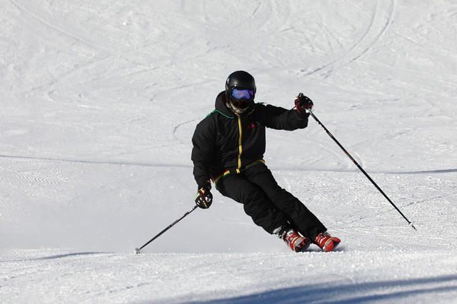 lyžař v černém